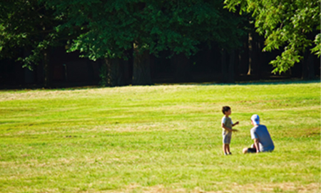 芝生で過ごす親子